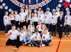 Uczniowie klasy drugiej podczas występu