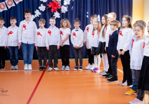 Uczniowie klasy drugiej podczas występu