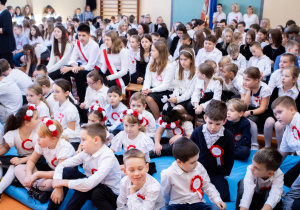 Uczniowie klasy drugiej podczas występu