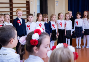 Uczniowie klasy drugiej podczas występu