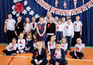 Uczniowie klasy drugiej podczas występu