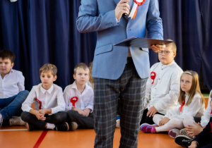 Uczniowie klasy drugiej podczas występu