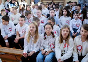 Uczniowie klasy drugiej podczas występu