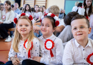 Uczniowie klasy drugiej podczas występu