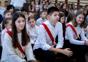 Uczniowie klasy drugiej podczas występu