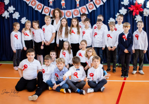 Uczniowie klasy drugiej podczas występu