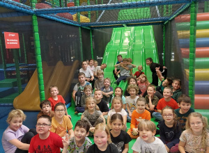 Uczniowie klasy I w sali zabaw