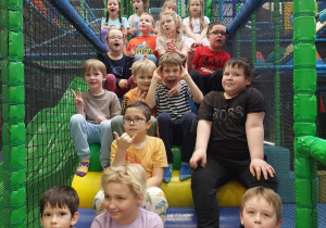 Uczniowie klasy I w sali zabaw