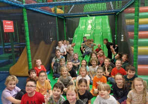 Uczniowie klasy I w sali zabaw