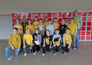 Uczniowie klasy trzeciej ubrani na żółto