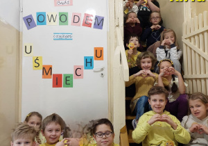 Uczniowie klasy pierwszej ubrani na żółto