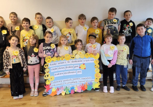 Uczniowie klasy 1 b z plakatem