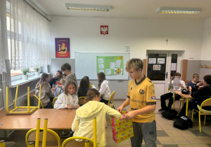 Uczniowie ubrani na żółto z okazji Dnia Życzliwości