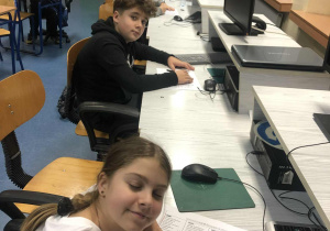 Uczniowie podczas zajęć projektu