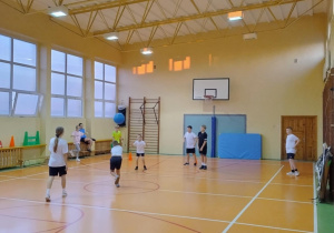 Uczniowie podczas zajęć sportowych