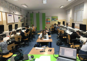 Uczniowie podczas zajęć projektu