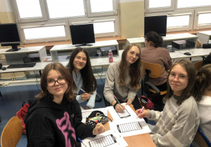 Uczniowie podczas zajęć projektu