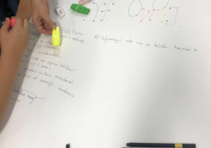 Uczniowie podczas zajęć projektu