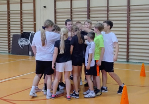 Uczniowie podczas zajęć sportowych