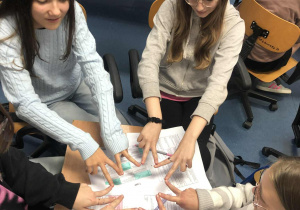 Uczniowie podczas zajęć projektu