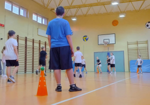 Uczniowie podczas zajęć sportowych