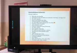 Uczniowie wykonują ćwiczenie