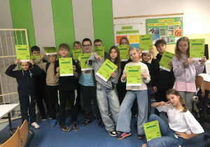 Uczniowie z dyplomami