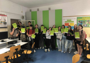 Uczniowie z dyplomami