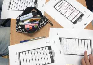 Uczniowie wykonują ćwiczenia