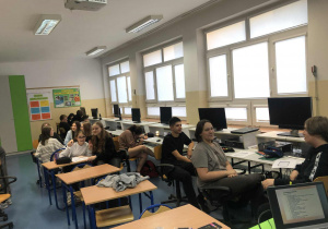 Uczniowie podczas zajęć projektu
