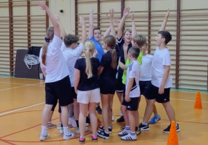 Uczniowie podczas zajęć sportowych