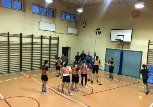 Uczniowie podczas zajęć sportowych