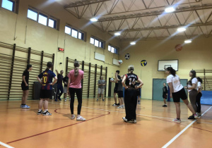 Uczniowie podczas zajęć sportowych