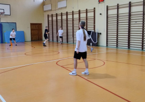 Uczniowie podczas zajęć sportowych