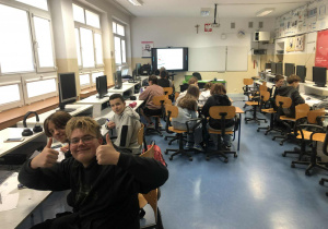 Uczniowie podczas zajęć projektu
