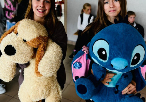 Uczniowie z maskotkami misiami