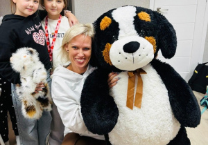 Uczniowie z maskotkami misiami