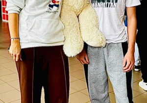 Uczniowie z maskotkami misiami