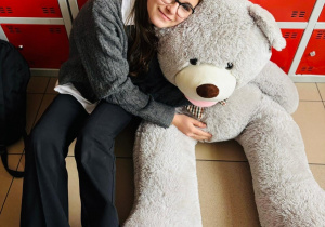 Uczniowie z maskotkami misiami