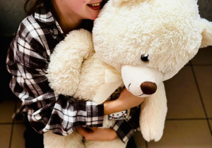 Uczniowie z maskotkami misiami