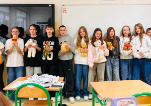 Uczniowie z maskotkami misiami