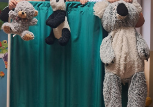 Uczniowie z maskotkami misiami