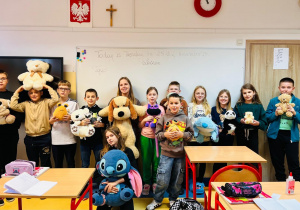 Uczniowie z maskotkami misiami