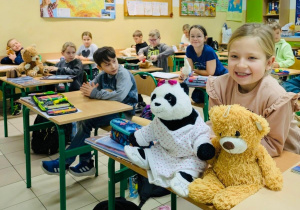 Uczniowie z maskotkami misiami