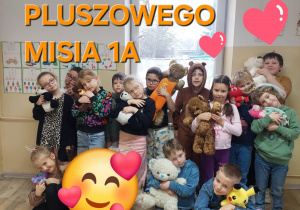 Uczniowie z maskotkami misiami