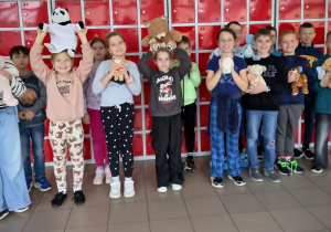 Uczniowie z maskotkami misiami