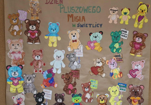 Uczniowie z maskotkami misiami