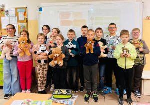 Uczniowie z maskotkami misiami