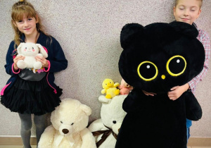 Uczniowie z maskotkami misiami