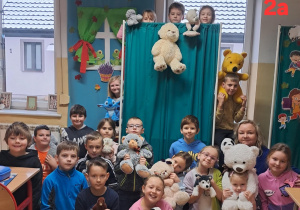 Uczniowie z maskotkami misiami